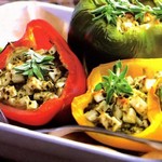 Mit Käse und Zucchini gefüllte Paprika