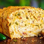 Bierbrot mit Speck und Cheddar-Käse