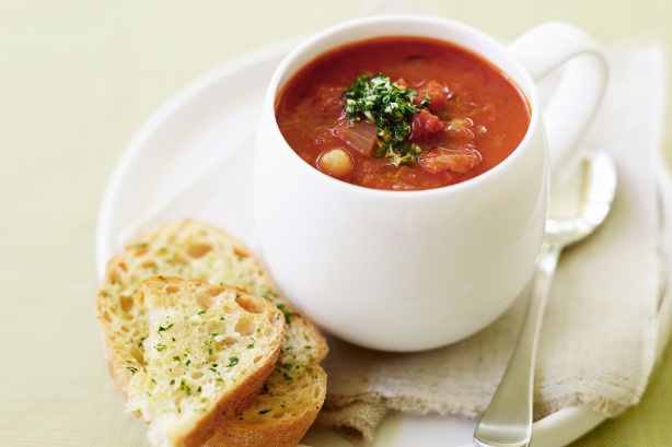 Wie man Tomatensuppe mit Kichererbsen zubereitet