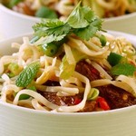 سلطة دافئة مع نودلز الأرز