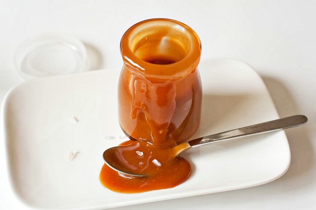 Wie man gesalzene Karamellsauce zubereitet