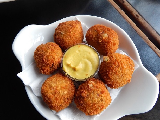 Wie man Bitterballen zubereitet – Holländische Fleischkroketten