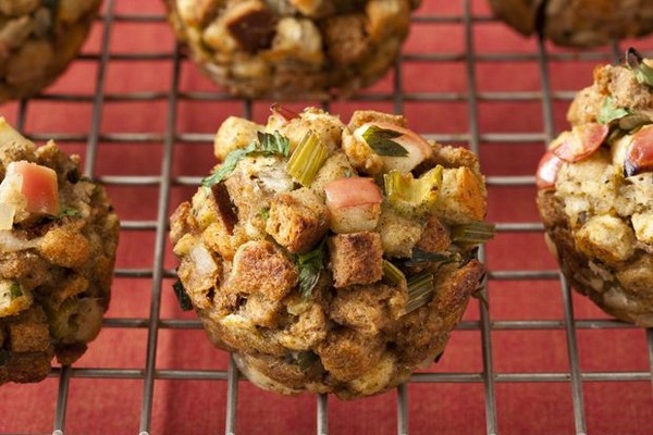 Wie man herzhafte Apfel-Zwiebel-Muffins zubereitet