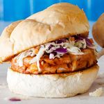 Hähnchenburger mit Krautsalat und Barbecue-Sauce