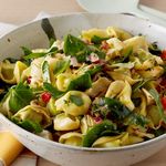 Salat mit Tortellini, Spinat und Artischocken