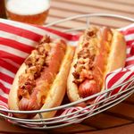 Hotdogs mit Chili und Käse