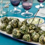 Hähnchen-Spanakopita-Bällchen mit scharfen Gurken und Joghurtsauce