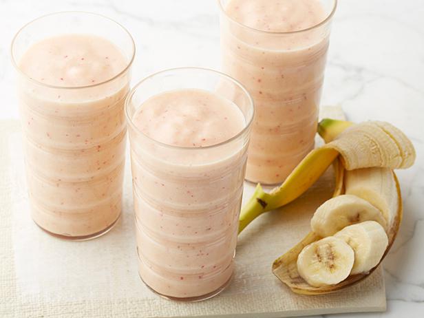 Zubereitung - Smoothie aus gefrorenen Erdbeeren, Pfirsichen und Bananen