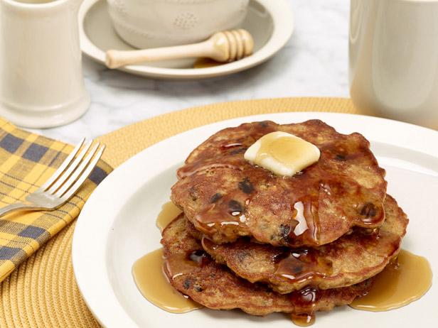 Wie man Haferflockenpfannkuchen mit Bananen und Rosinen zubereitet