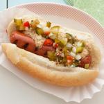 Hotdog mit gegrillter Wurst und hausgemachter Gurkensauce