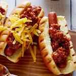 Hotdogs mit Chilisauce