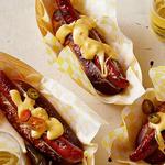 Hotdogs mit Brezelbrötchen, gegrillte Würstchen und heiße Käsesauce