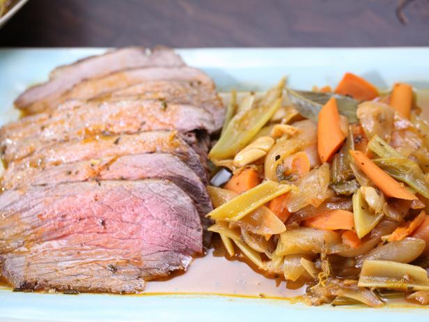 So bereiten Sie geschmorten Rinderbraten nach italienischer Art zu