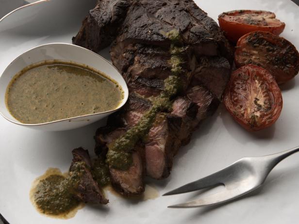 Zubereitung - Rinderbraten mit würziger Tomatensoße und Petersilie