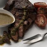 Roastbeef mit würziger Tomatensoße und Petersilie