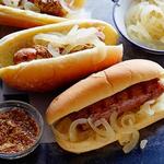 Hotdogs mit gegrillten Würstchen in Bier