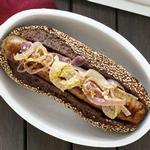 Gegrillte Rindfleisch-Hotdogs aus Wisconsin mit Käse
