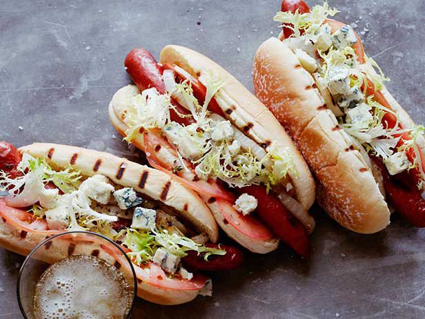 Kuidas valmistada - hot doge veiselihavorstide, gorgonzola juustu, tomatite, sibula ja friikartuliga salatilehtedega