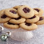 Festliche Erdnussbutterkekse mit Erdbeermarmeladenfüllung