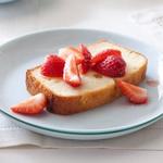 Orangen-Pfundkuchen mit Ricotta und Erdbeeren