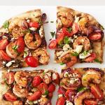 Gegrillte Pizza mit Garnelen
