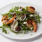 Salat mit Feta und gegrillten Garnelen