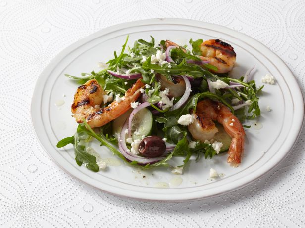 Come preparare l'insalata di feta e gamberi grigliati