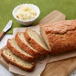 Zucchinikuchen mit Honig-Zitronen-Butter
