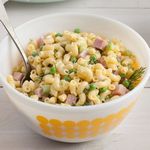 Salat mit Nudeln, Schinken und Dill