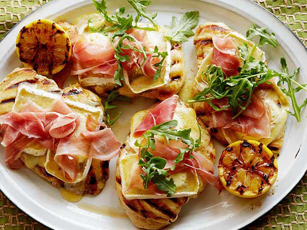 Wie man gegrillte Hähnchenbrust Cordon Bleu zubereitet