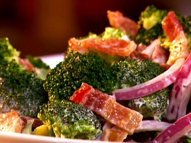 So bereiten Sie Brokkolisalat mit Speck und Käse zu