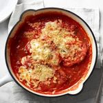 Hähnchenbrust mit Käse in der Pfanne