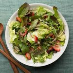 Grüner Salat mit Erdbeeren und Balsamico-Dressing