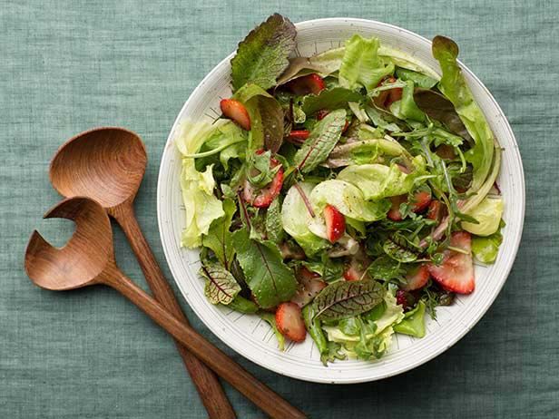 Zubereitung - Grüner Salat mit Erdbeeren und Balsamico-Dressing