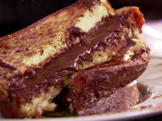 So bereiten Sie Toast-Sandwiches mit Schokoladen-Haselnuss-Aufstrich zu