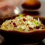 Israelischer Couscous mit Äpfeln, Preiselbeeren und Kräutern