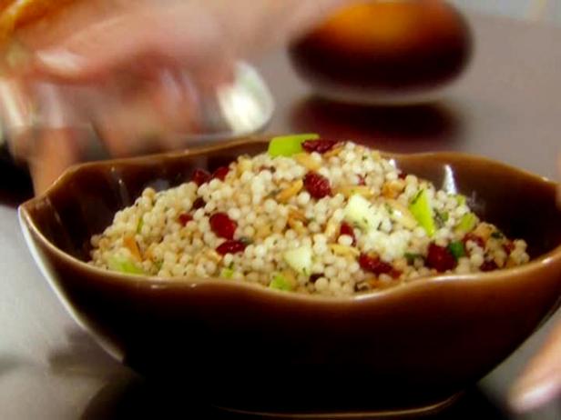 Come preparare il couscous israeliano con mele, mirtilli rossi ed erbe aromatiche