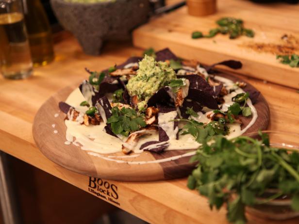 Zubereitung - Honigglasierte Hähnchen-Nachos vom Grill mit Käsesauce, Avocado-Relish und Jalapeños