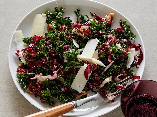 So wird's gemacht – Knuspriger Grünkohlsalat mit Walnüssen und Käse