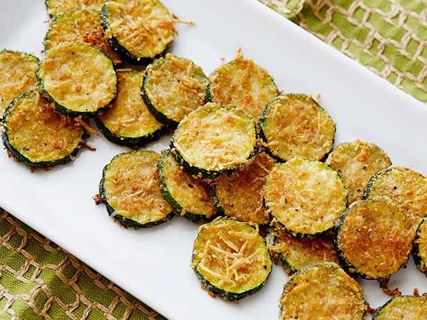 Wie man Zucchinichips mit Parmesan zubereitet