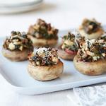 Mit Hackfleisch und Gemüse gefüllte Champignons