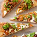 Fladenbrot mit Pesto und Speck und Zwiebeln