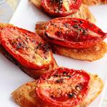 Crostini mit sonnengetrockneten Tomaten und Thymian