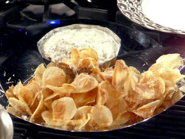 Wie man französischen Zwiebeldip zubereitet