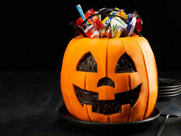 Come preparare una torta a forma di secchiello di caramelle di Halloween