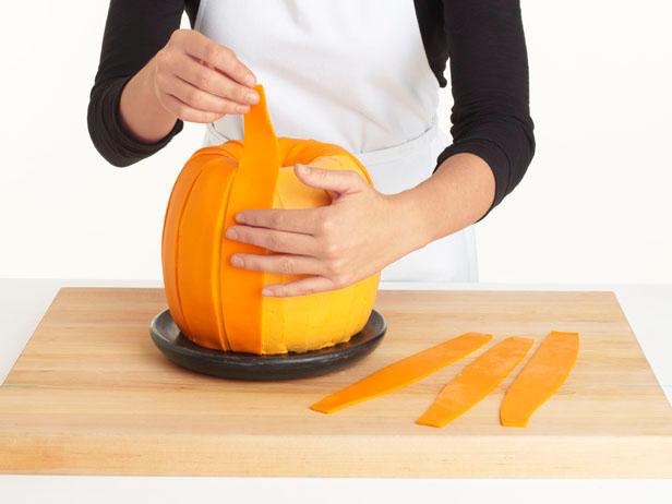 Torta a forma di secchiello di caramelle di Halloween