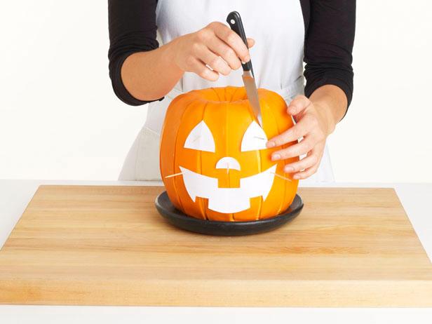Torta a forma di secchiello di caramelle di Halloween