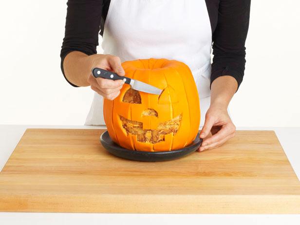Torta a forma di secchiello di caramelle di Halloween