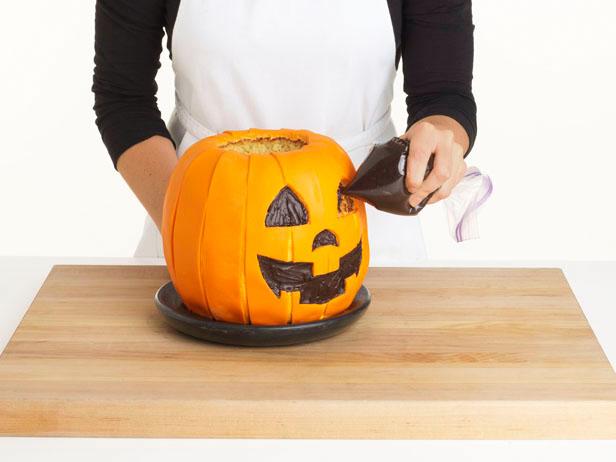Torta a forma di secchiello di caramelle di Halloween