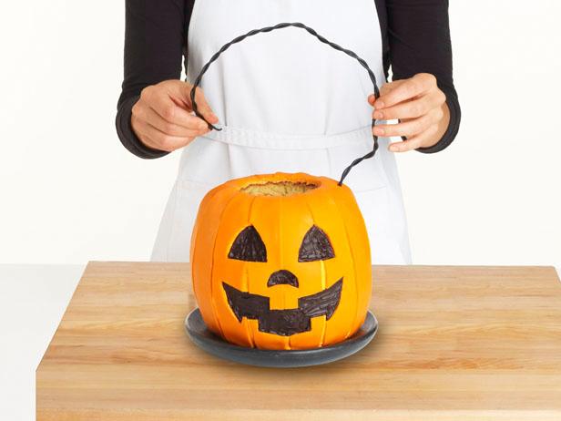 Torta a forma di secchiello di caramelle di Halloween